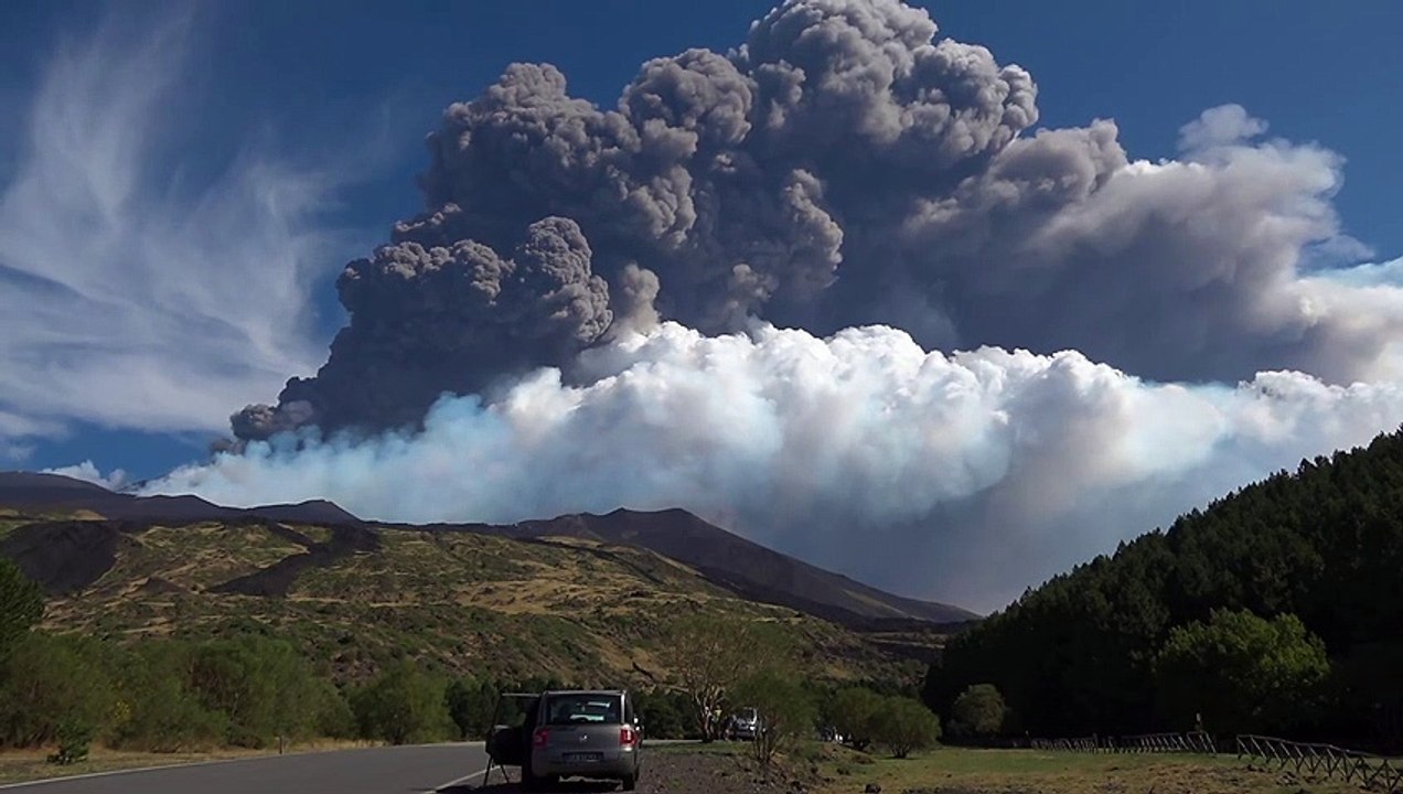 Nuova eruzione dell'Etna: la nube di fumo raggiunge 9 km di altezza