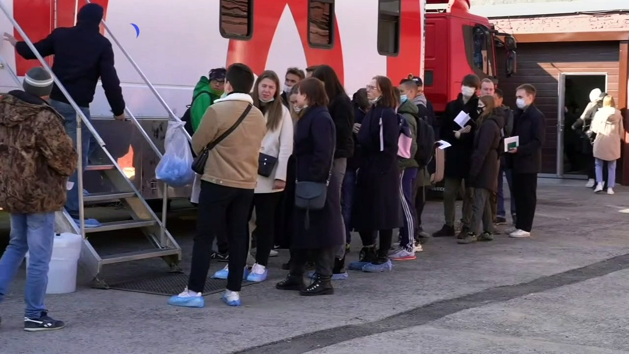 طلاب يتبرعون بالدم للجرحى الذين أصيبوا خلال الهجوم على جامعة بيرم الروسية