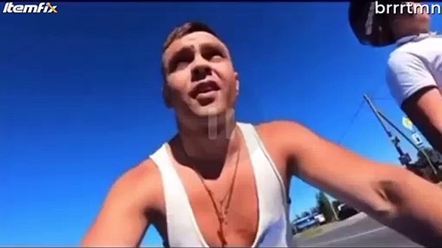 Ce motard roule à toute vitesse sans casque pour nous montrer l'effet du vent sur lui... Impressionnant