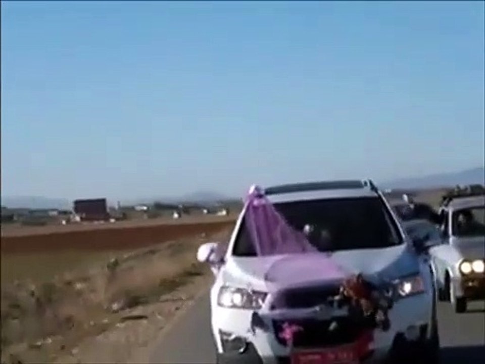 Tirer au lance-roquette depuis une voiture pendant une célébration de mariage... pire idée