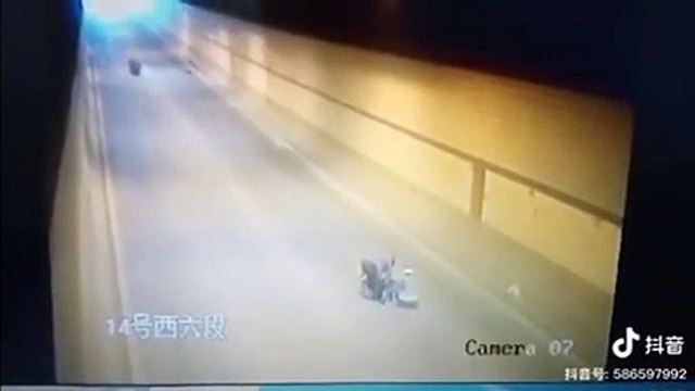 Un pneu de camion revient finir son boulot... double fail