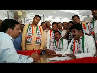 राष्ट्रवादीच्या वतीने गांधीगिरी पद्धतीने विद्युत वितरण अधिकाऱ्यांना कंदील भेट देऊन आंदोलन