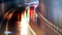 Une voiture glisse sur le verglas dans un tunnel et tout part en vrille (Russie)