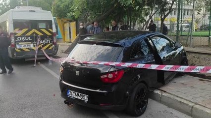 Kartal'da bir otomobilin servis aracına çarptığı kazada 3 kişi yaralandı