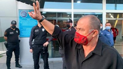 Galatasaray taraftarı, eleştirilerin odağındaki Fatih Terim'in eline yapışıp resmen yalvardı: Sakın takımı bırakmayın