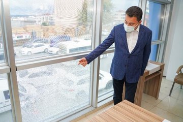 ALİ BABACAN SALDIRIYA UĞRAYAN PARTİSİNİN ARNAVUTKÖY İLÇE BAŞKANLIĞI'NDA İNCELEMELERDE BULUNDU