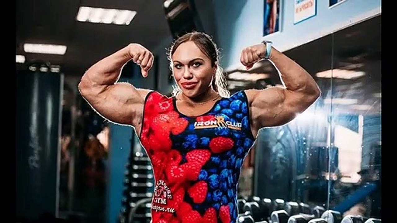 FEMALE BODYBUILDER FLEXING HER BICEPS PART 1