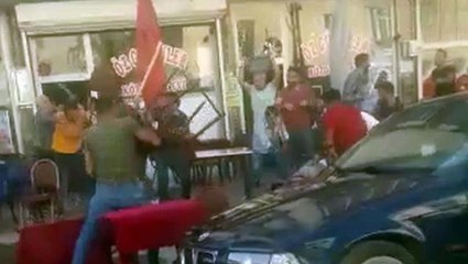 Çayevi savaşı kameralarda! Masa sandalye ne buldularsa birbirlerine attılar