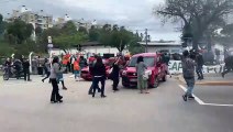 Manifestantes colocam fogo na entrada do Centro de Valorização de Resíduos em Florianópolis