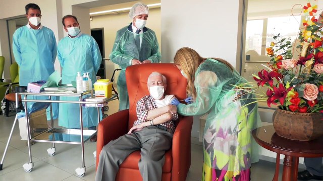 Unos 43.000 usuarios de residencias de mayores reciben desde este martes la tercera dosis