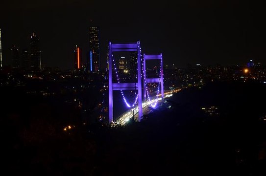 FSM Köprüsü Dünya Alzaymır Günü'ne dikkati çekmek için ışıklandırıldı