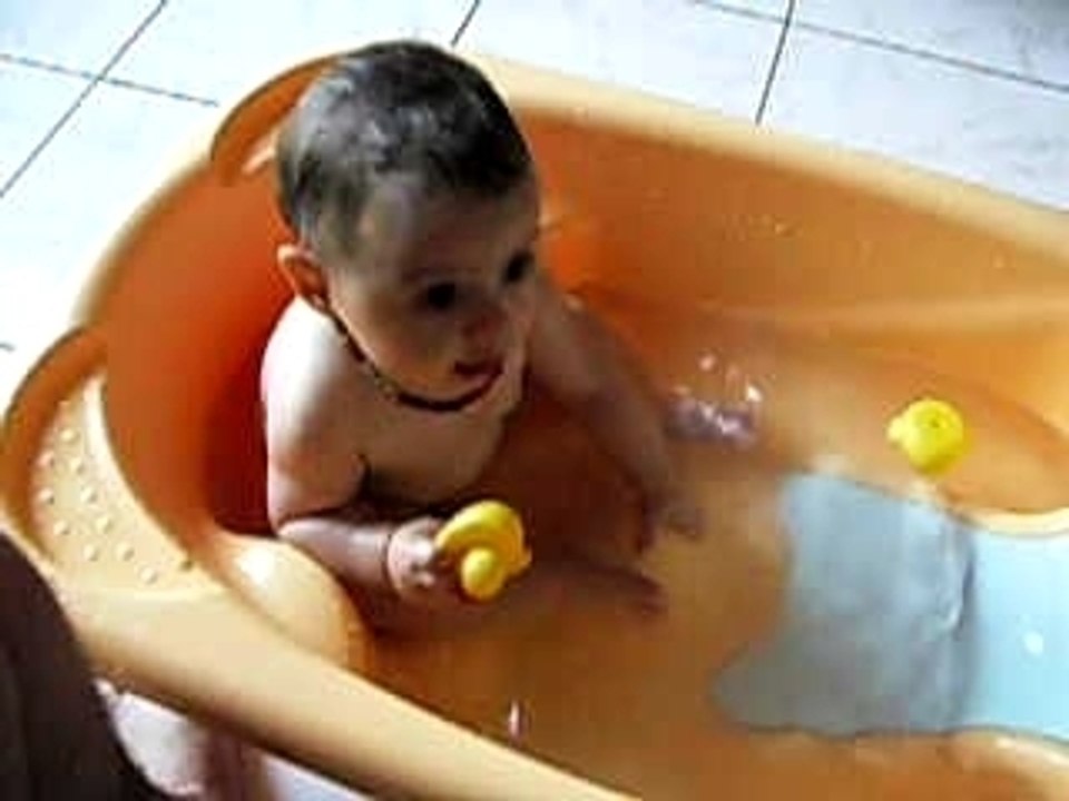 Bébé o bain (2)