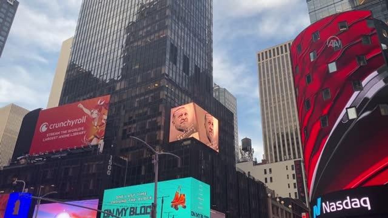 Cumhurbaşkanı Erdoğan'ın "Daha Adil Bir Dünya Mümkün" kitabı New York'ta led ekranlarda tanıtıldı