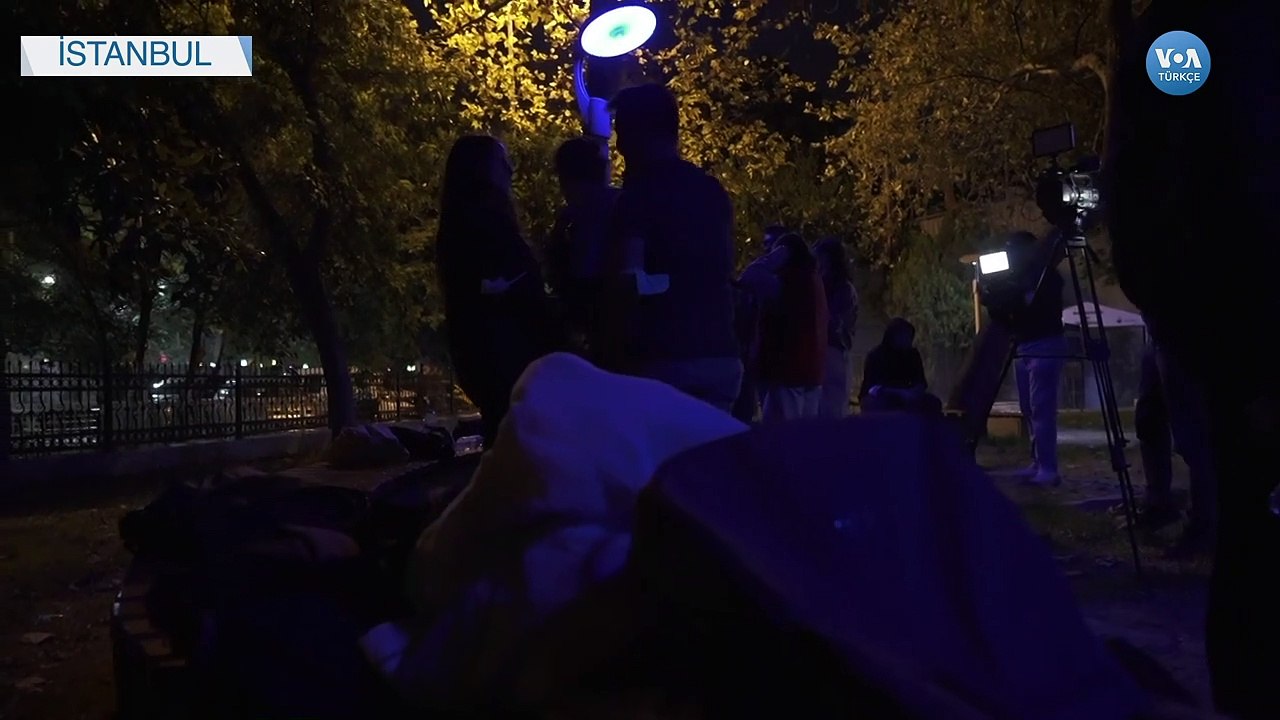 "Barınamıyoruz" Diyen Öğrenciler Parklarda Sabahlıyor