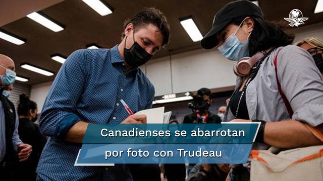 Trudeau cumple con su tradición tras ganar y visita el metro de Montreal