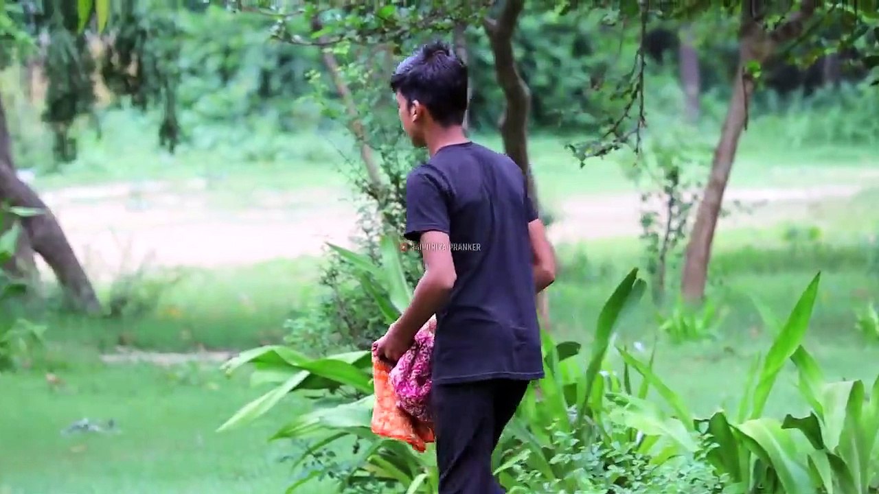 Fake Rubber Snake Banana Prank funny Monkey Can't stop laughing - Copy