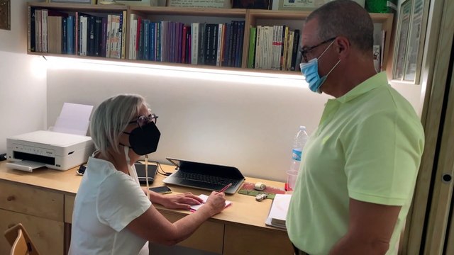 Il negozio degli abbracci e la voglia di tenerezza nella società post-pandemica