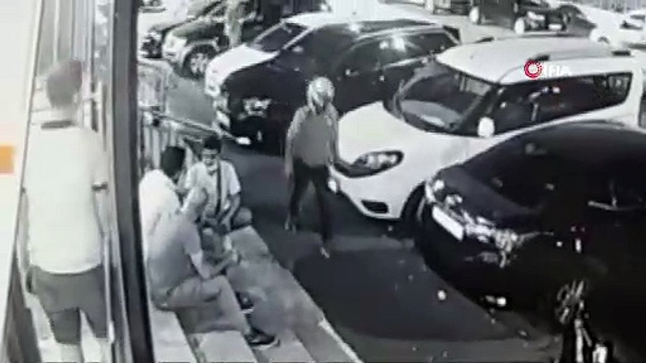 Kasklı saldırgan market önünde oturan adamı bacağından vurup kaçtı