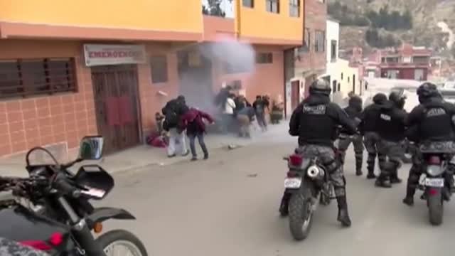 Batalla campal entre cultivadores de coca en las calles de La Paz