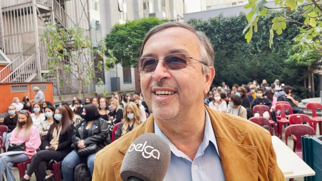 Yves Van Laethem dans les écoles de Bruxelles pour parler du Coronavirus aux jeunes