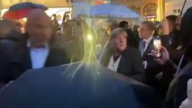 Chanceler Merkel confrontada por manifestantes