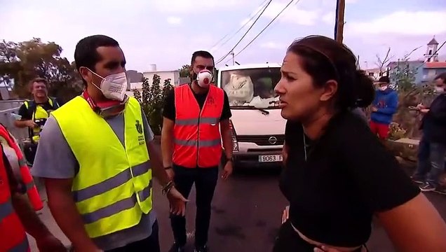 La Palma volcano engulfs village minutes after residents flee their homes - BBC News