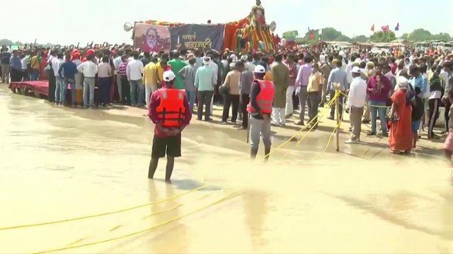 Mahant Giri's mortal remains taken to Sangam for last bath