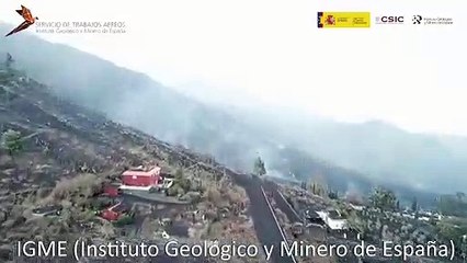 Скачать видео: Volcán de La Palma: las enormes coladas de lava, vistas desde un helicóptero