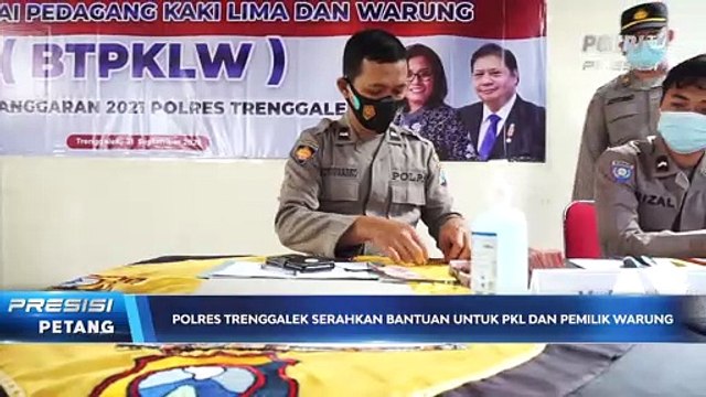 Wakapolres Trenggalek Bagikan Bantuan ke PKL
