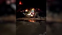Así trabajan los bomberos para intentar desviar la lava del volcán en La Palma