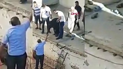 Video herunterladen: Akılalmaz olay! Çarşaf giyip, hırsızlık için girdiği evde uyuyakaldı