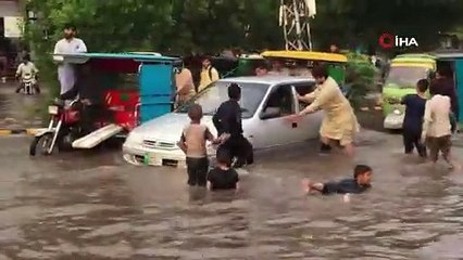 Pakistan’da sel: Sokaklar sular altında kaldı