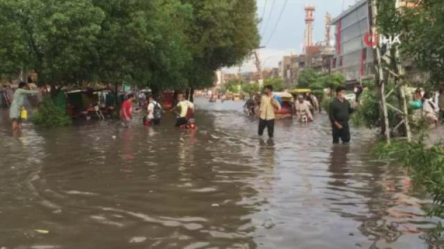 Son dakika haber | Pakistan'da sel: Sokaklar sular altında kaldı