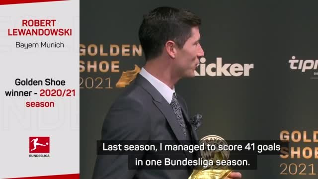 Proud Lewandowski receives Golden Shoe award