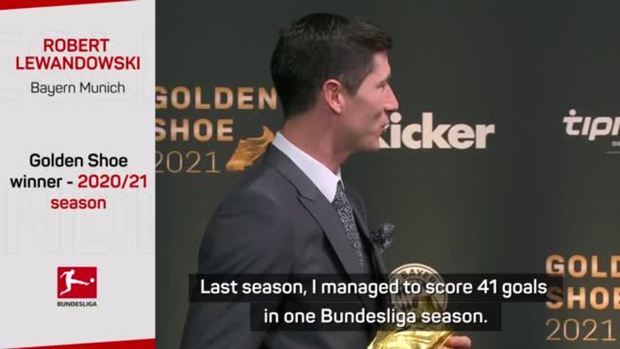 "Proud" Lewandowski receives Golden Shoe award
