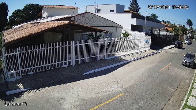 Imagens colhidas pela polícia mostraram o momento em que um dos criminosos recolhe um cartão do idoso em uma residência do Lago Sul