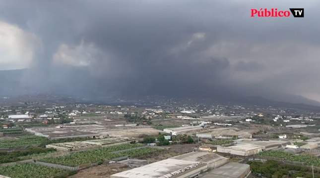 El oeste de La Palma, cubierto por una nube de cenizas