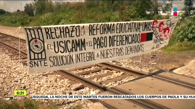 Maestros bloquean la salida a Pátzcuaro; exigen el pago de quincenas atrasadas