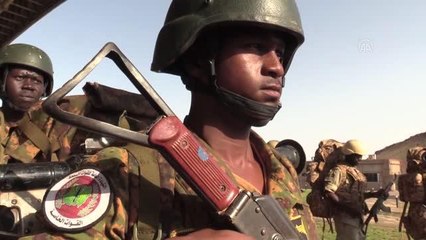 Sudan'da ordunun başındaki isimler darbe girişimi için siyasileri suçladı