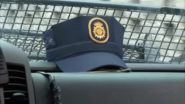 La Policía controla los accesos a las poblaciones evacuadas por el volcán Cumbre Vieja