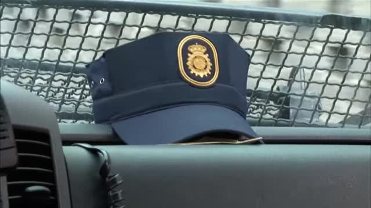 La Policía controla los accesos a las poblaciones evacuadas por el volcán Cumbre Vieja