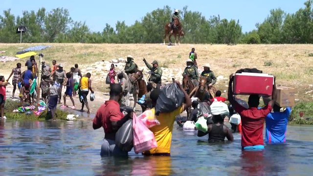 USA: des migrants repoussés par des gardes-frontières à cheval