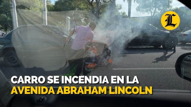 Carro se incendia en la avenida Abraham Lincoln