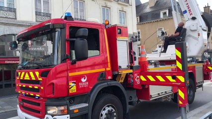 VIDEO. Rennes : un homme évacué de son appartement grâce au bras élévateur des pompiers