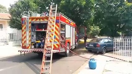 Celular deixado carregando na cama ocasiona incêndio em residência de Umuarama