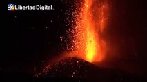 Así se ha visto de cerca el volcán Cumbre Vieja durante la noche