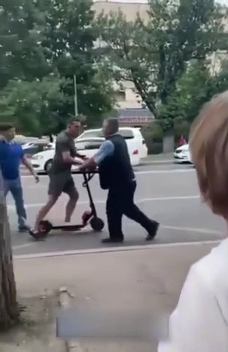 Il réalise un délit de fuite en trottinette et est frappé par le karma