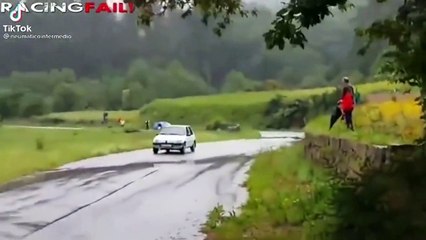 Une voiture perdue en plein rallye... dangereux