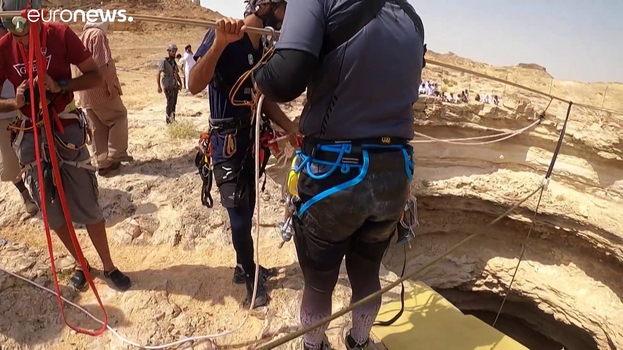 شاهد: فريق عماني يستكشف "قعر جهنم" في اليمن.. ثعابين وحيوانات نافقة وسط الترسبات