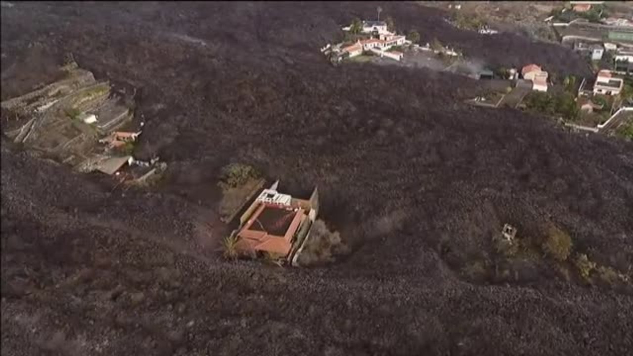 Algunas casas aisladas que están en el recorrido de las coladas se salvan incomprensiblemente